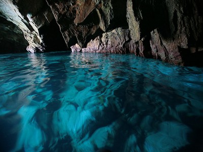 Una grotta a Palmarola